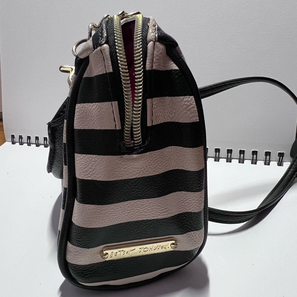 Betsey Johnson black and cream stripe crossbody bag with big sequin bow - Picture 6 of 6
